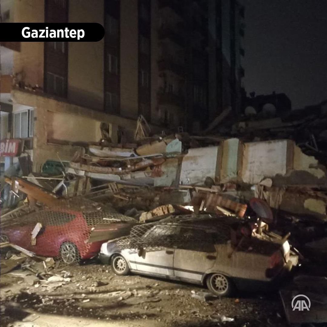 ateshabernet's tweet photo. Kahramanmaraş'ta 7,4, Gaziantep'te 6,4 ve 6,5 büyüklüğünde meydana gelen depremlerde çevredeki illerde binalar yıkıldı

#deprem #haber #kahramanmaraş #adıyaman #gaziantep #ateshabernet https://t.co/27IwwAC3iC