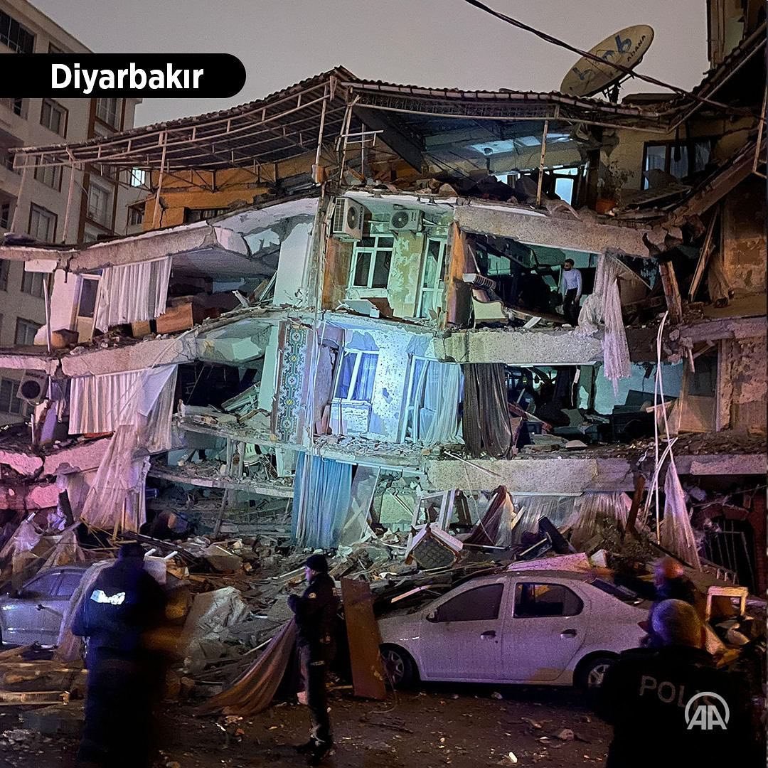 ateshabernet's tweet photo. Kahramanmaraş'ta 7,4, Gaziantep'te 6,4 ve 6,5 büyüklüğünde meydana gelen depremlerde çevredeki illerde binalar yıkıldı

#deprem #haber #kahramanmaraş #adıyaman #gaziantep #ateshabernet https://t.co/27IwwAC3iC