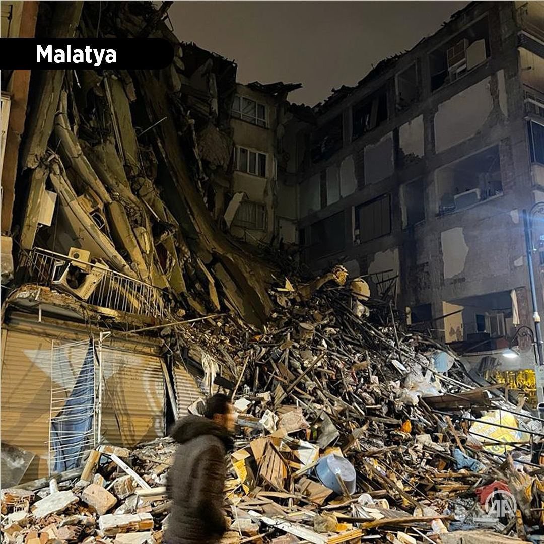 ateshabernet's tweet photo. Kahramanmaraş'ta 7,4, Gaziantep'te 6,4 ve 6,5 büyüklüğünde meydana gelen depremlerde çevredeki illerde binalar yıkıldı

#deprem #haber #kahramanmaraş #adıyaman #gaziantep #ateshabernet https://t.co/27IwwAC3iC
