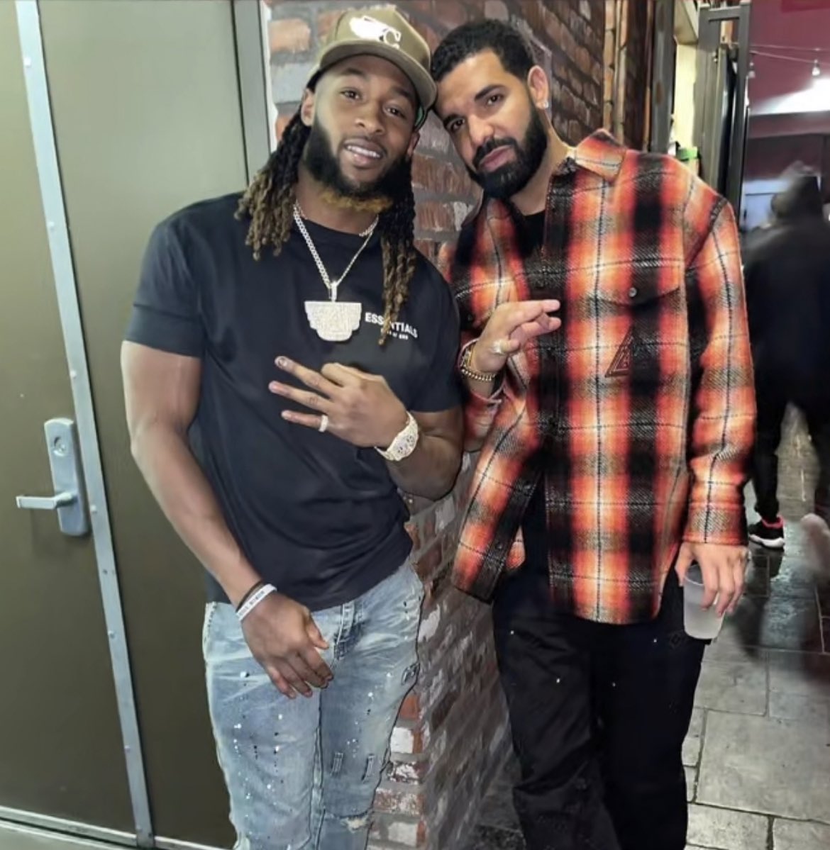 freezesports1's tweet photo. 🚨Report: Toronto Rapper Drake apparently waited 3 hours in line to take a picture with #Packers RB Aaron Jones in a meet &amp; greet the other day. Drake became a fan after a $1M bet on Jones to score a TD against the #Eagles hit. 

Drake: “He owns them, it was free money” https://t.co/mZPGSRO1GW