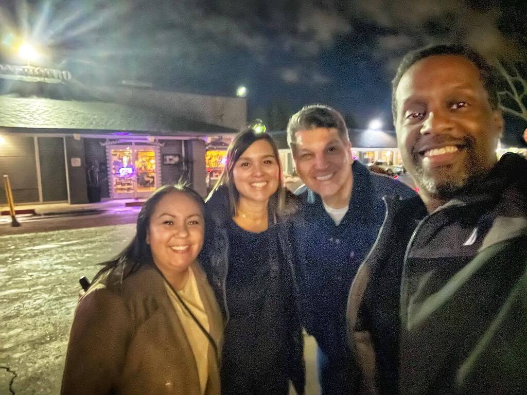Had a great final night out with good friends. We’ll miss you guys #friendselfie #pleasantonca #thaibistro #nightout #backtopacking #sundayvibes #sundaynightlive #farewell