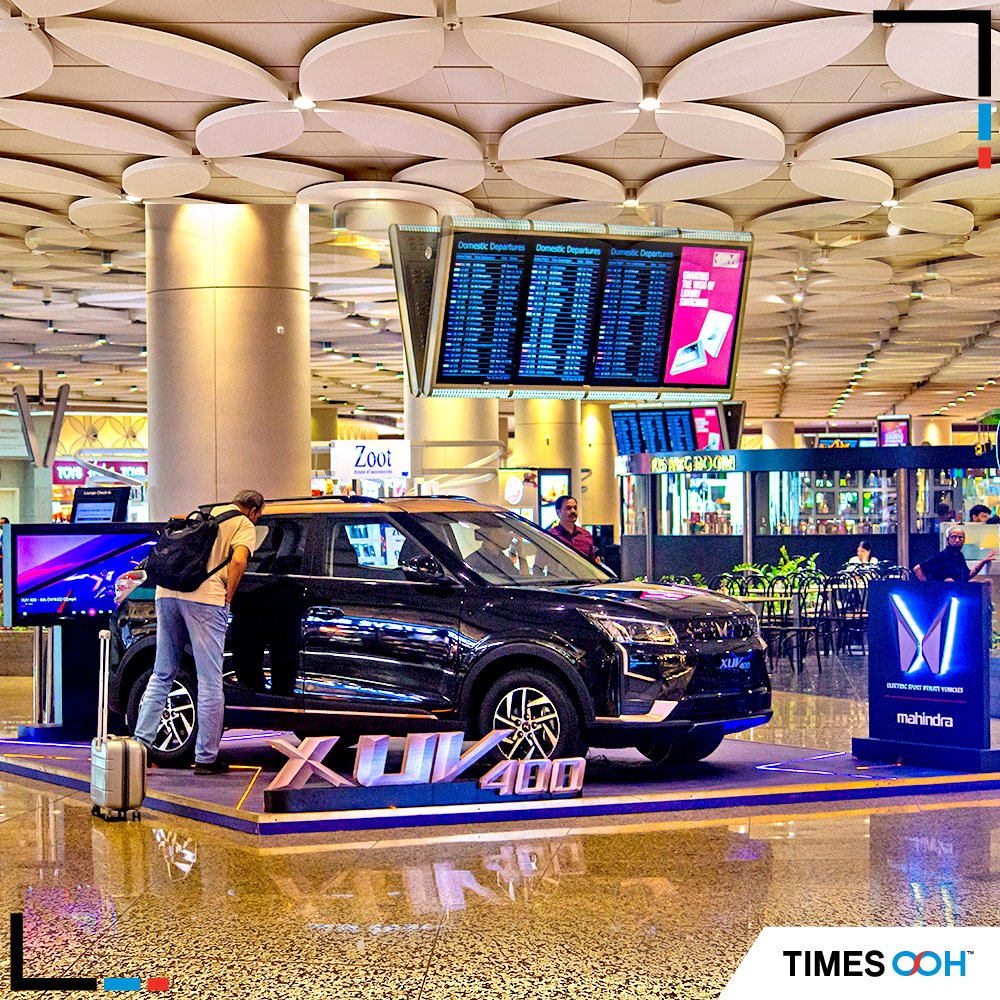 times_ooh's tweet photo. A chic promo zone has been enticing audience to experience the first all-electric @Mahindra_XUV400 with cutting-edge technology, powerful features and thrilling performance at #MumbaiAirport . @CSMIA_Official #TimesOOH #OOH #airportbranding #dispaly #engagment #promozone https://t.co/YQPsk0QAeP