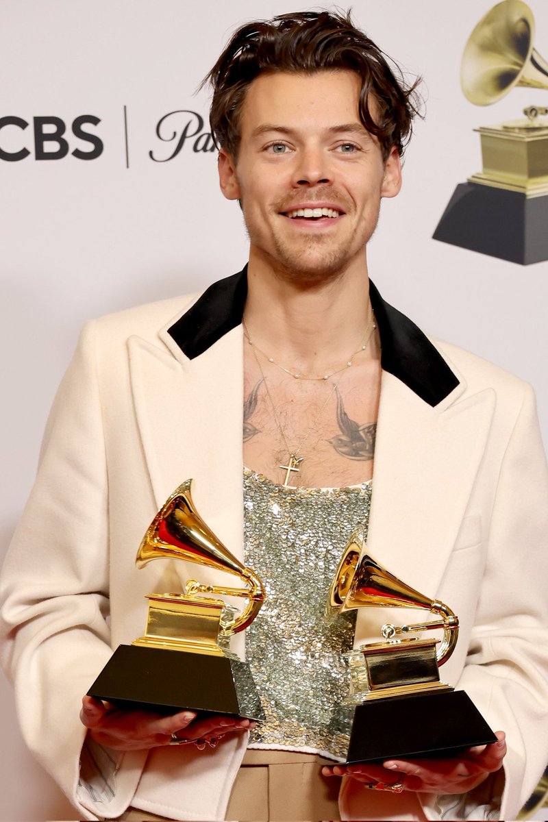 Josie_Kay's tweet photo. In case people have forgotten how the @RecordingAcad work. Artists are nominated, and then their PEERS vote. @Harry_Styles won because his PEERS, other musiciand voted for him!! #HarrysHouse deserved it. It wasn't a popularity contest. Congratulations, @Harry_Styles. 💚💜💚💜 https://t.co/6gqnHaZDcF