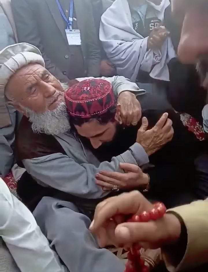 RZumbak's tweet photo. زما علاج باندې زما لېونۍ خه پوهېږي
طبیب د مینې درد لا څه ویني او څه پوهېږي
@ManzoorPashteen
#ManzoorPashteenOurPride https://t.co/kG9fcZFtUw