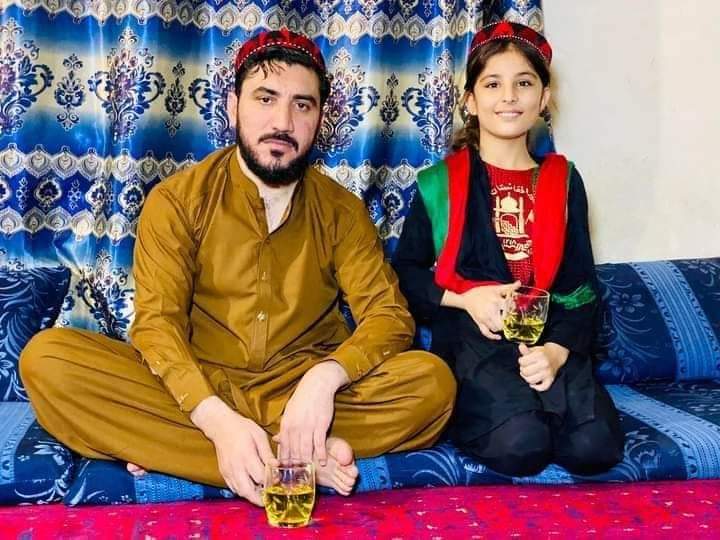 Tajmanwaziri's tweet photo. په ملنګۍ باندې له هر چا نه ځارېږو
کنې پورته مو له سره یو اسمان دي
#ManzoorPashteenOurPride https://t.co/1NtHLR1kD0