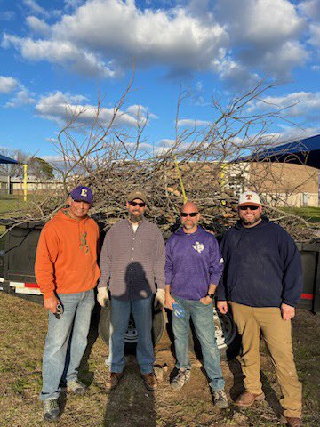 JanaRueter's tweet photo. Back to school today! 75 degrees will be nice ๐โ๏ธNot enough words to thank all of the folks who got out and helped to clean up from the storm. @ElginTxISD is a special place ๐
#OTOTOF #forthekids #wehavePOWER https://t.co/EZ74eWoSXS