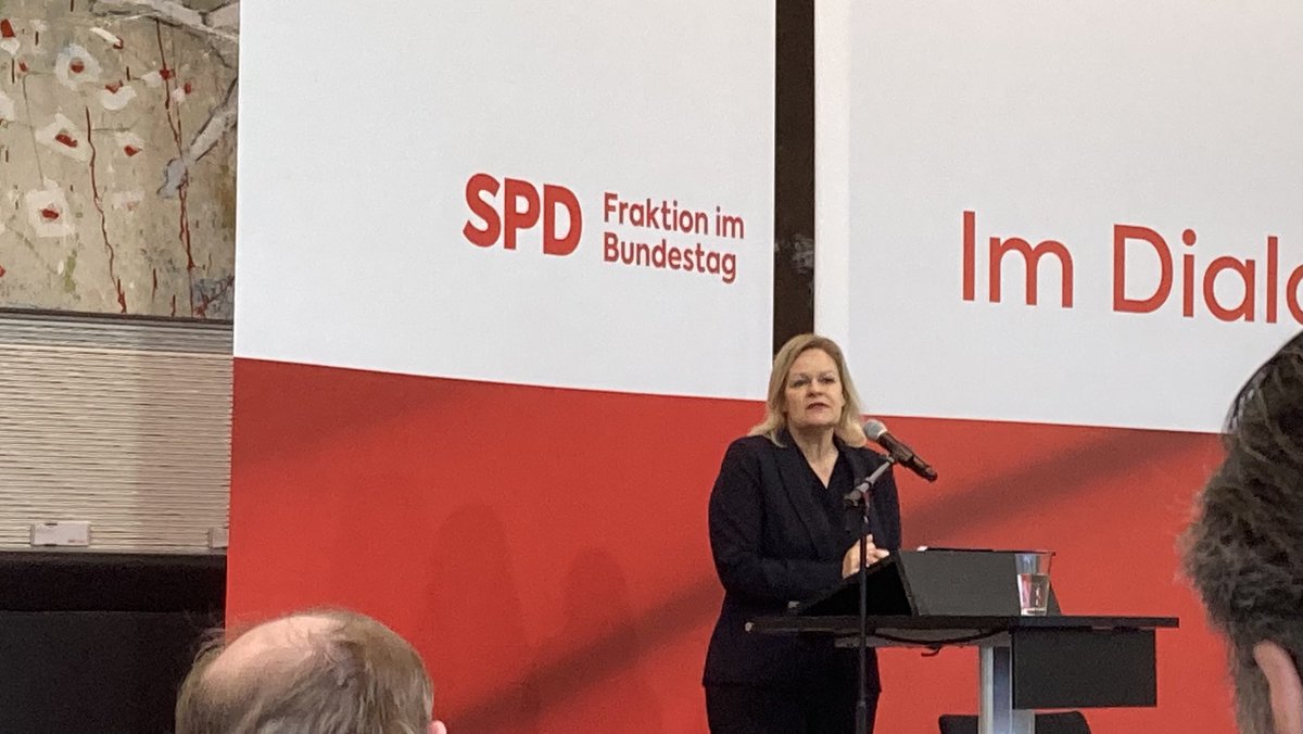 Voss_der_Boss's tweet photo. Heute mit geballter @MercatorDE -Expertise (@santiagocuervoe + @KatjaLenz3) auf der migrationspolit. Konferenz der @spdbt. Themen u.a.: Fachkräfteeinwanderung+Reform des Staatsangehörigkeitsrecht. https://t.co/cErg9mREnQ