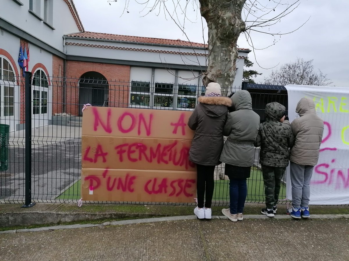 Nos enfants ont le droit d'apprendre dans des conditions dignes! Notre pétition version papier contre la fermeture d'une classe aux Varennes dépasse les 360 signatures et a été envoyée à nos élus  #Lauragais
<a href="/FaureDominique/">Dominique Faure</a> <a href="/CaroleDelga/">Carole Delga</a> <a href="/kamelchibli/">Chibli Kamel</a> <a href="/JacquesOberti/">Jacques Oberti</a> <a href="/SebVincini/">Sébastien Vincini</a>