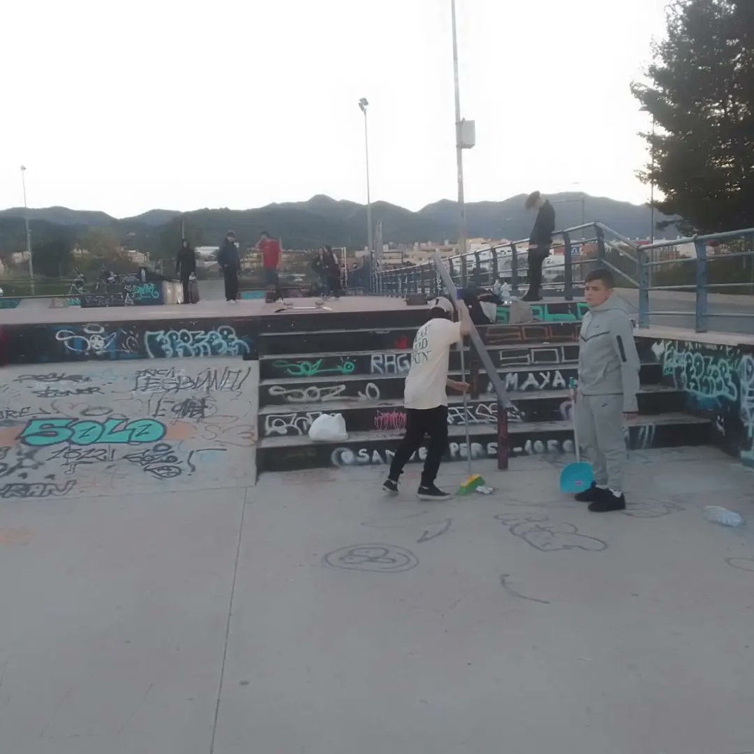 POR UN SKATEPARK LIMPIO!!

El grupo de voluntarios de skate, sigue trabajando duro por mantener el skatepark lo mas limpio posible, para que siempre este patinable, y no haya riesgo de caida o lesiones a causa de basura.

#skate #limpieza #skatepark #voluntarios #eoeo #alahurin