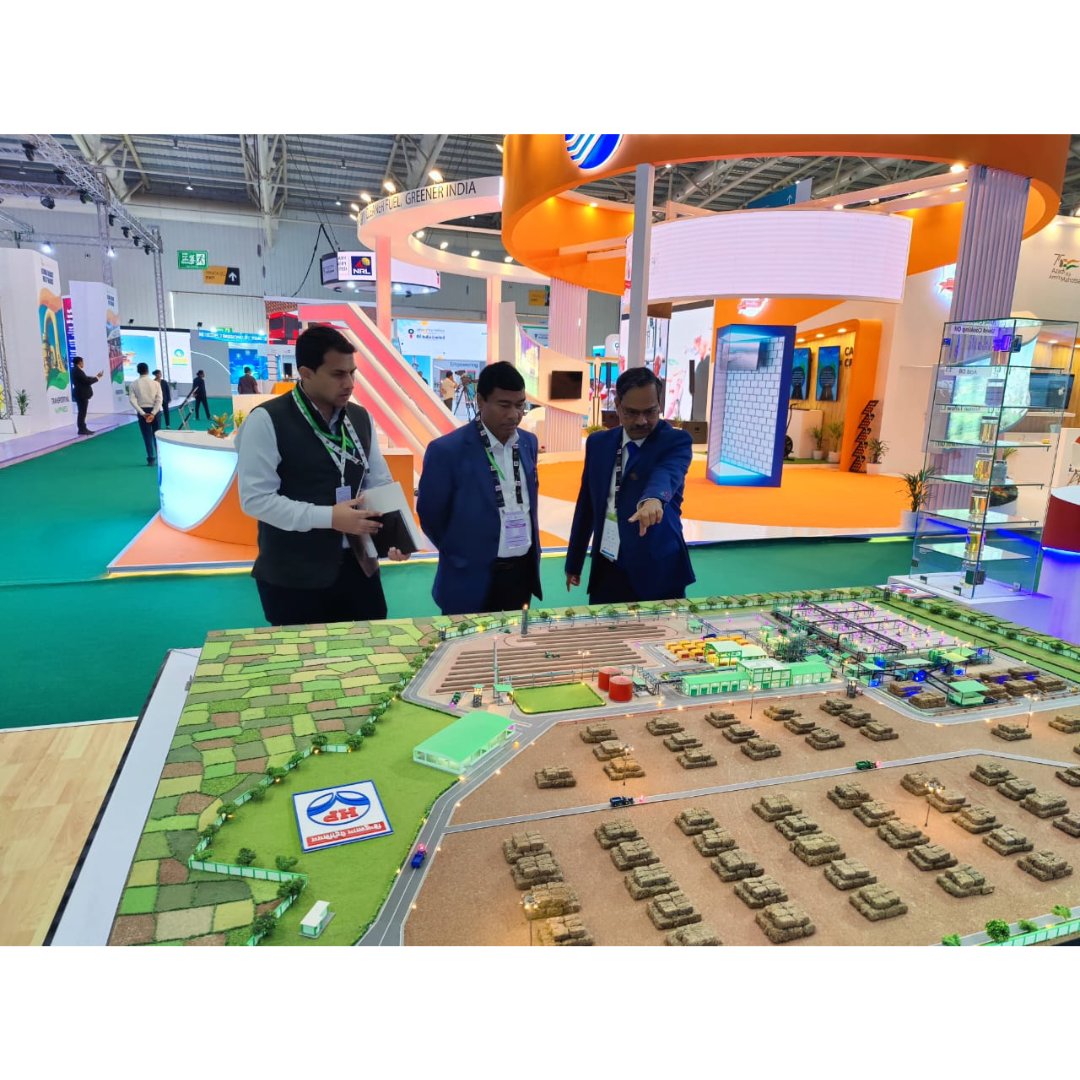 HPCL's tweet photo. Hon'ble Governor of Karnataka, Shri @TCGEHLOT and MoS, @PetroleumMin and Labour &amp; Employment, Shri @Rameswar_Teli graced #HPCL Pavilion at #IndiaEnergyWeek.
They took keen interest in production process of Biofuels and Energy Transition tech.
@IndiaEnergyWeek @PetroleumMin https://t.co/p7N6y7h8N9