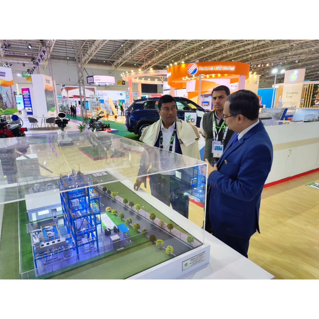 HPCL's tweet photo. Hon'ble Governor of Karnataka, Shri @TCGEHLOT and MoS, @PetroleumMin and Labour &amp; Employment, Shri @Rameswar_Teli graced #HPCL Pavilion at #IndiaEnergyWeek.
They took keen interest in production process of Biofuels and Energy Transition tech.
@IndiaEnergyWeek @PetroleumMin https://t.co/p7N6y7h8N9