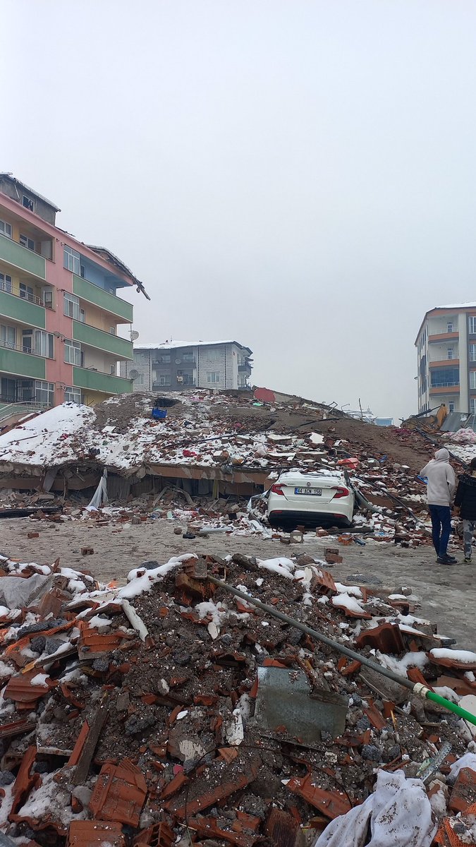 gncc44's tweet photo. @BabalaTv @OguzhanUgur abi sesimize kulak ver. Malatya battalgazi ilçesi (merkez) cavusoglu mah kuzey garajı yani. Hiç kimse yok ambulans umke geldi ogle sonrasina kadar calisti  sonra bu şekil bırakıldı. Bugün iki kez afad dan ekip istedik bir tane adam afaddan gelmedi. https://t.co/CrJZ0dcuUf
