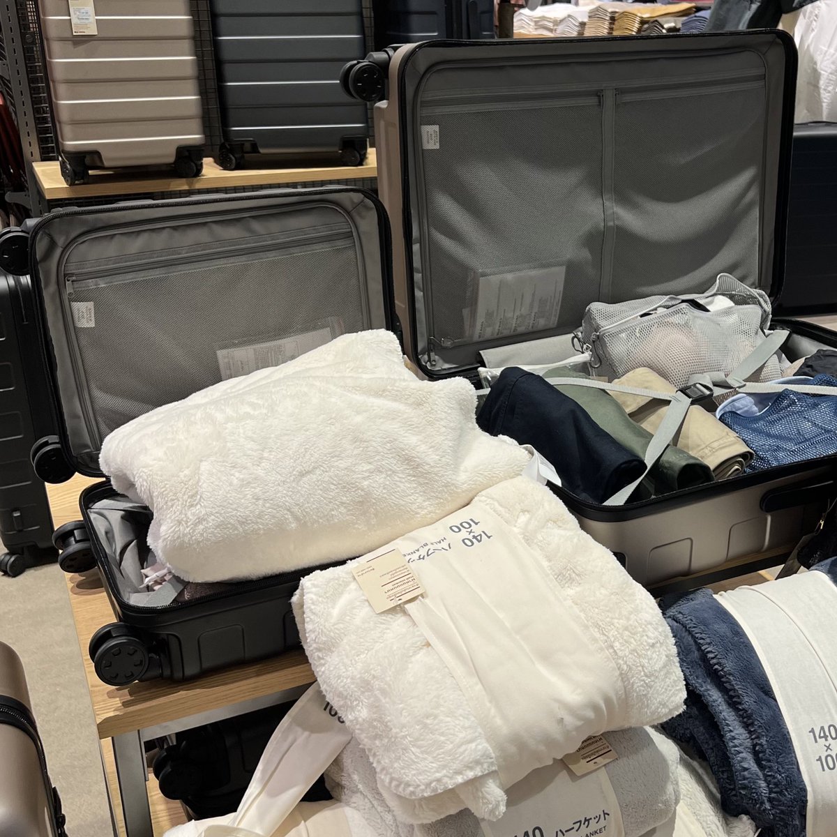 adearabitty's tweet photo. muji ออกกระเป๋าเดินทางใหม่ ทำจากวัสดุรีไซเคิลด้วย น้ำหนักเบา ล้อลื่นนุ่มดี มีแบบเรียบกับแบบด้าน ออกมา 4 ขนาด ราคาก็คือเอาเรื่องอยู่นะนี่ว่า https://t.co/MuFwROIxvF