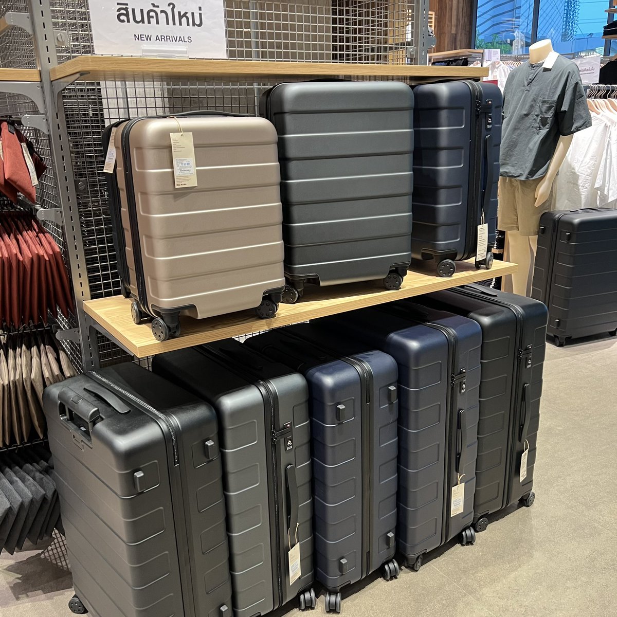 adearabitty's tweet photo. muji ออกกระเป๋าเดินทางใหม่ ทำจากวัสดุรีไซเคิลด้วย น้ำหนักเบา ล้อลื่นนุ่มดี มีแบบเรียบกับแบบด้าน ออกมา 4 ขนาด ราคาก็คือเอาเรื่องอยู่นะนี่ว่า https://t.co/MuFwROIxvF