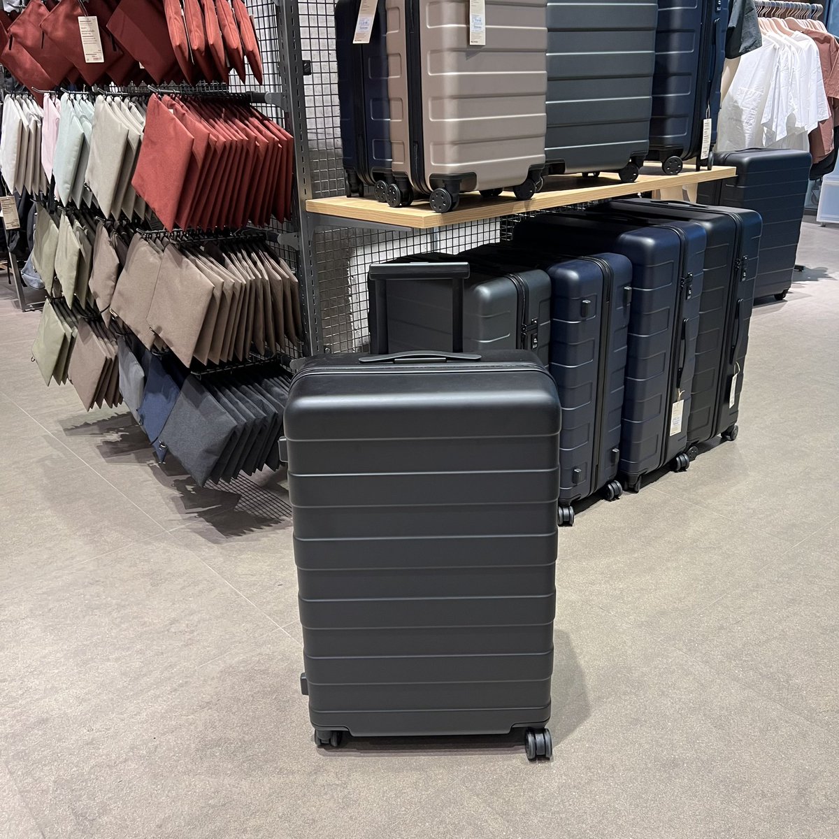 adearabitty's tweet photo. muji ออกกระเป๋าเดินทางใหม่ ทำจากวัสดุรีไซเคิลด้วย น้ำหนักเบา ล้อลื่นนุ่มดี มีแบบเรียบกับแบบด้าน ออกมา 4 ขนาด ราคาก็คือเอาเรื่องอยู่นะนี่ว่า https://t.co/MuFwROIxvF