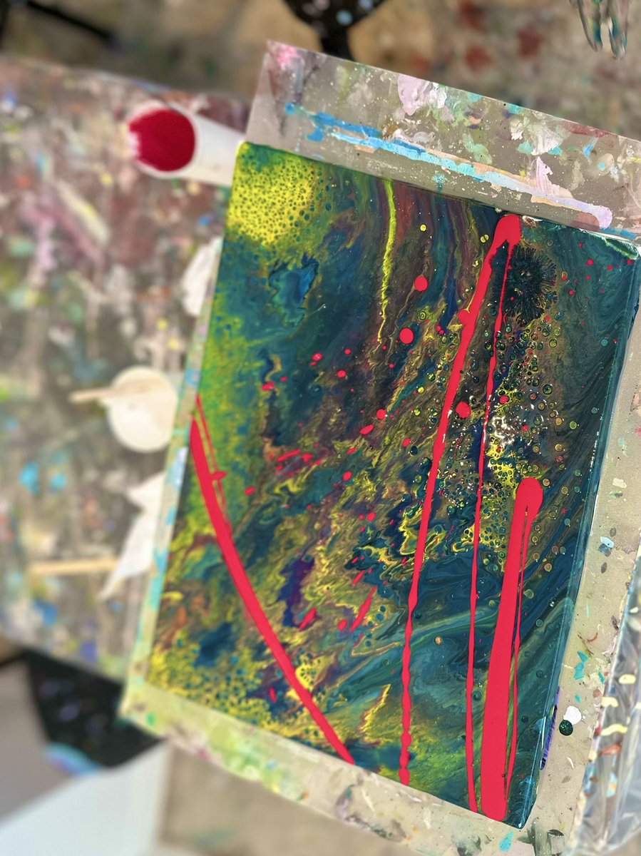 h_circulation's tweet photo. 週末、同期と #アートバー に行きました🎨

爽やかをイメージして鮮やかな色を選んだはずが、なぜか全体的にドス黒く仕上がりました😂 https://t.co/UzspZn3erd