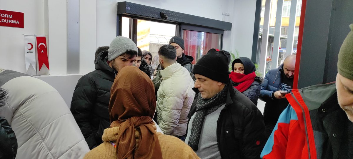 tevfikgoksu's tweet photo. Bugün dayanışma günü, bugün birlik beraberlik günü... Hem Esenlerli komşularımızı hem de yolu Esenler'den geçen herkesi Dörtyol Meydanı'mızdaki Kızılay Kan Merkezi'mize bekliyoruz. https://t.co/KodXoEHC5D