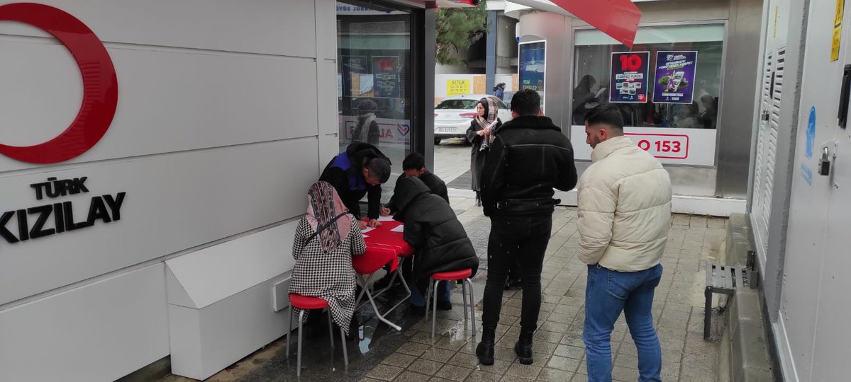 tevfikgoksu's tweet photo. Bugün dayanışma günü, bugün birlik beraberlik günü... Hem Esenlerli komşularımızı hem de yolu Esenler'den geçen herkesi Dörtyol Meydanı'mızdaki Kızılay Kan Merkezi'mize bekliyoruz. https://t.co/KodXoEHC5D