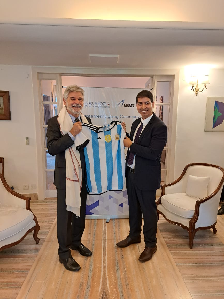 innovacionar's tweet image. 🇦🇷🛰️🇮🇳Nuestro país exportará las imágenes de los satélites #SAOCOM en la #India, en nuevos mercados de Asia y en todo el continente africano. El convenio se firmó entre @veng_argentina, empresa de @CONAE_Oficial, y @suhoratech y traerá más divisas y trabajo a Argentina.