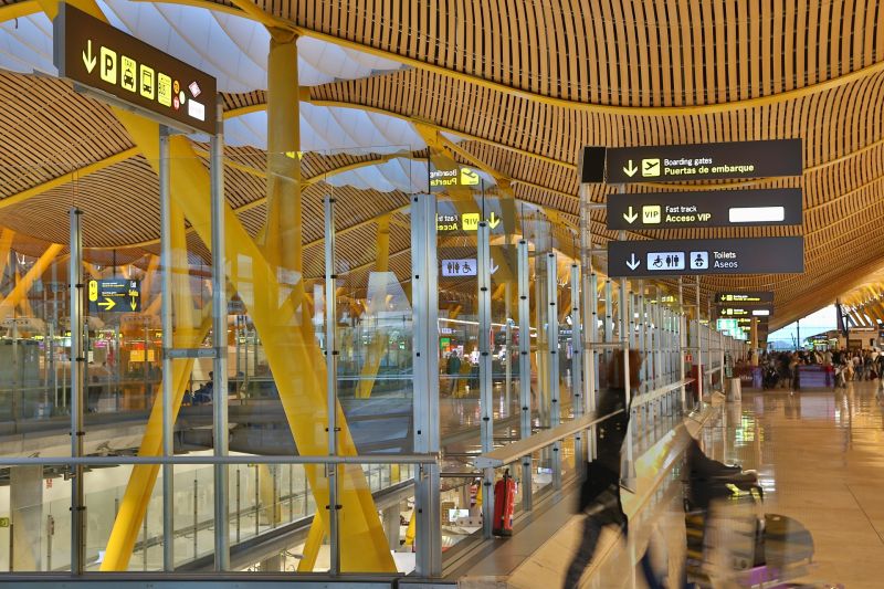 CafestoreR's tweet photo. Gracias al esfuerzo de todo nuestro equipo aterrizamos en el Aeropuerto Adolfo Suárez Madrid-Barajas, donde gestionaremos las terminales 4, 4s y 2 con un total de seis establecimientos y 1.200 m2 de superficie
Juntos, un paso más cerca en cada viaje✈️
#cafestore #somossacyr https://t.co/PhivIdOqf5