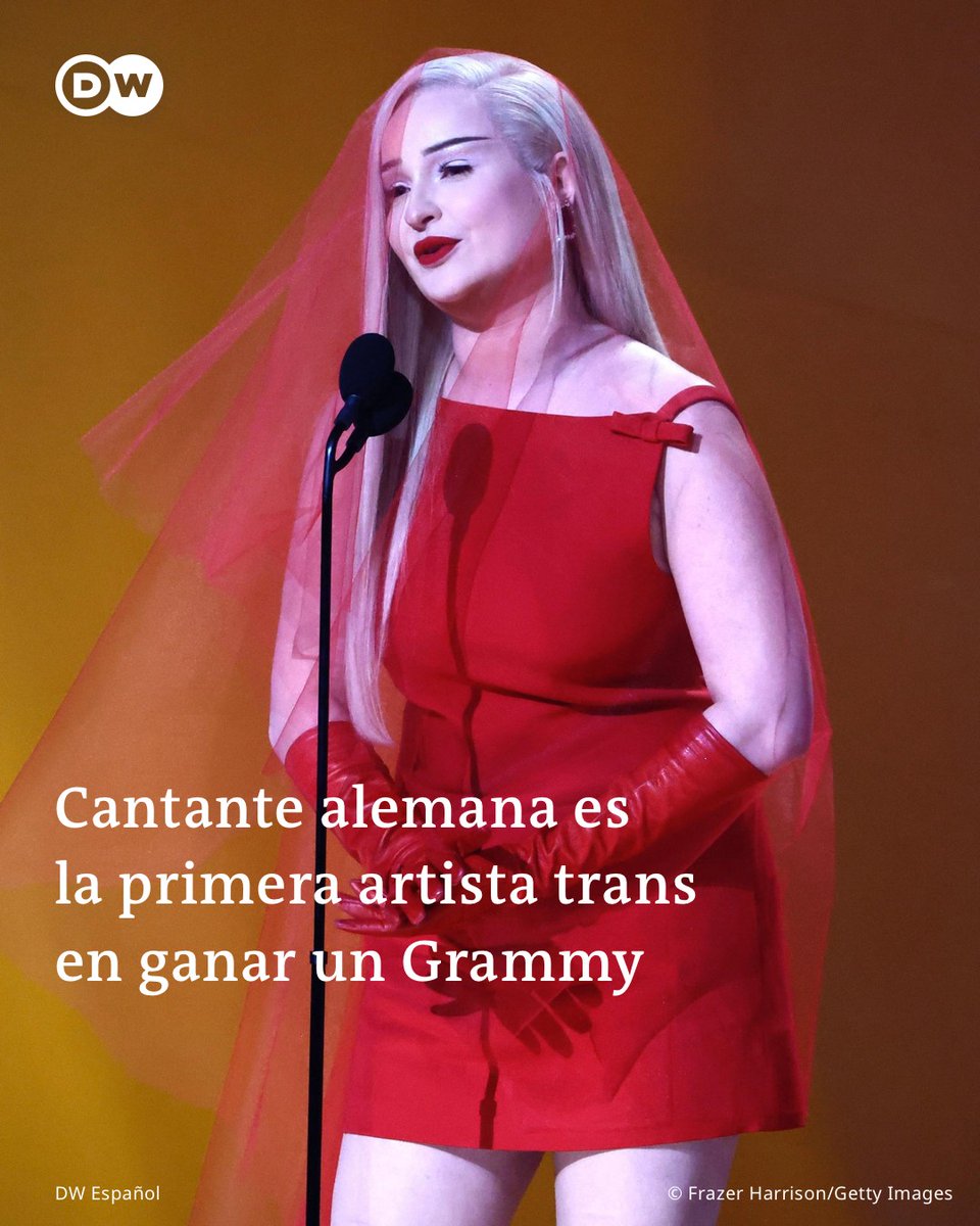 dw_espanol's tweet photo. Histórica entrega de los #Grammys2023 

Una artista transgénero fue galardonada por primera vez: la alemana de 30 años #kimpetras 

“Crecí al lado de una carretera en mitad de la nada allí en Alemania. Y aún así mi madre siempre me vio como una niña", dijo Kim en la ceremonia./cc https://t.co/yI5RxpuWFd