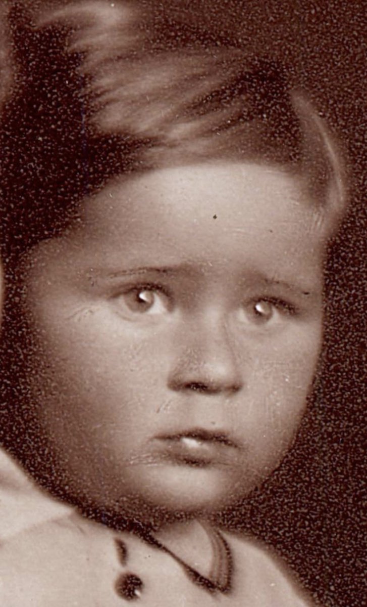 6 February 1939 | A Hungarian Jewish boy, Aron Weisz, was born in Budapest. 

In June 1944 he was deported to #Auschwitz, where he was murdered in a gas chamber.