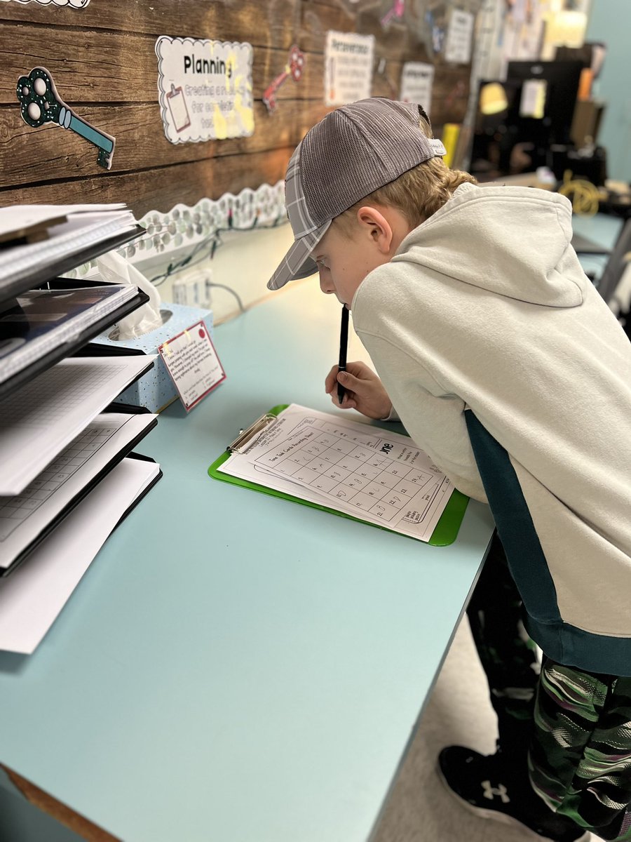 hfl6black's tweet photo. Up and moving this Monday morning. Students work to determine the author’s tone of a message https://t.co/OM3wnvtlTw