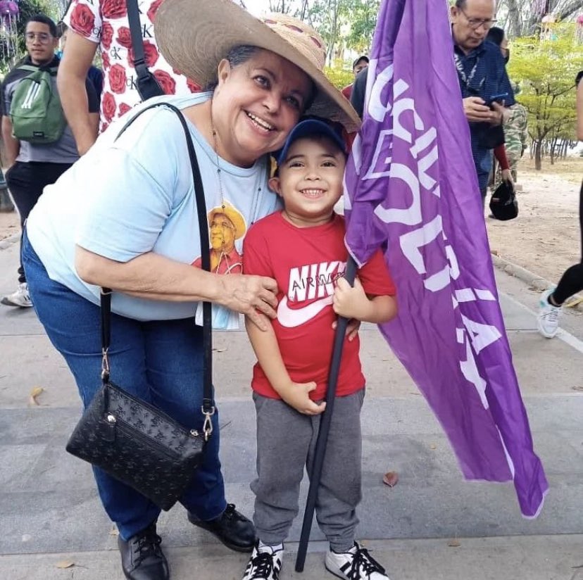 #6Feb Nueva semana, iniciemos con alegría y ganas de seguir trabajando por el futuro de nuestro país, nuestro compromiso con la educación sigue y seguirá intacto.

 ¡LA EDUCACIÓN NO SE DETIENE!

<a href="/NicolasMaduro/">Nicolás Maduro</a> 
<a href="/_LaAvanzadora/">Yelitze Santaella</a>