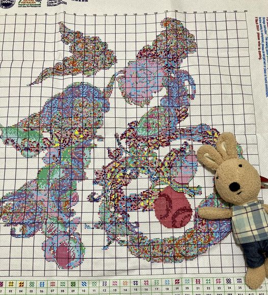 yoshino_yoshida's tweet photo. 「プトラです。佳乃さんは先週の木曜日にクロスステッチを始めました。これは布に図案が印刷されています。最初は瓢箪を茶色でやってたけど、色が気に入らないと言って、土曜日の夜に全部ほどきました。それからピンクでやり直して、ここまでできました」
#刺繍 #クロスステッチ #crossstitich https://t.co/uVvsxdMLUC