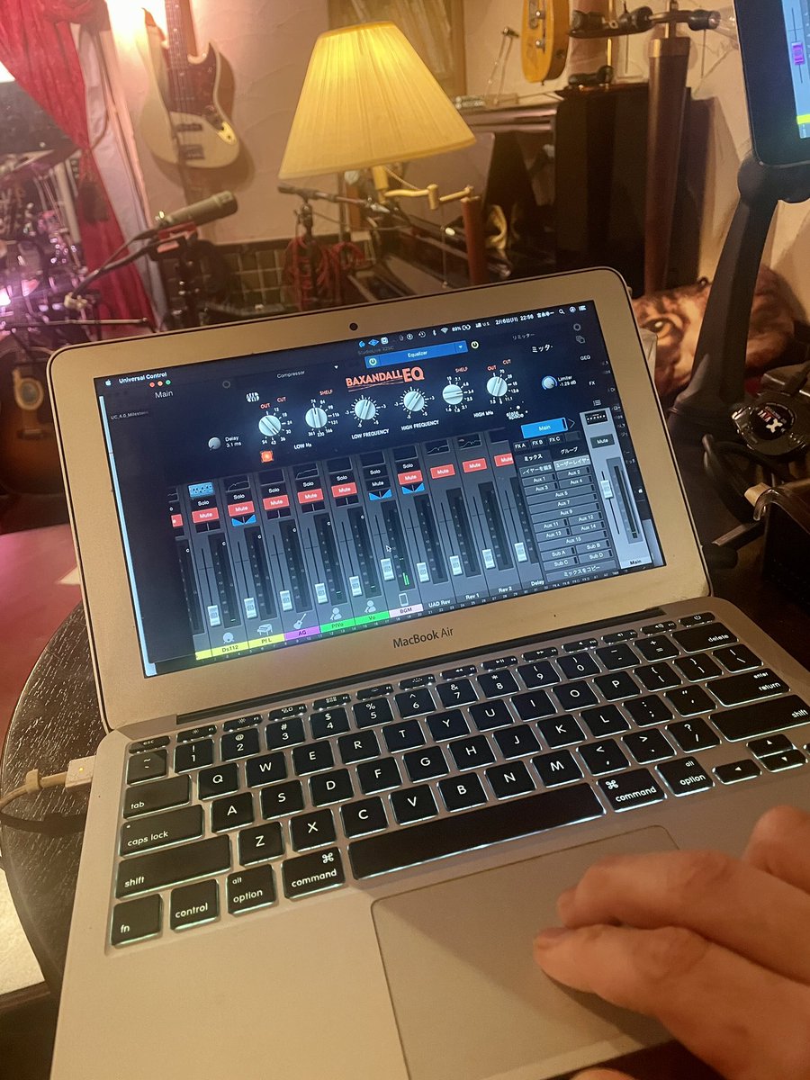 kouichinouta's tweet photo. 今回のアップデートかは知らんですが
チャンネルフェーダー上に↑を置いたチャンネルでMacのトラックパッドを二本指でスクロールするとめちゃ滑らかにフェーダー上げ下げ出来るじゃないか〜♪
知らんかったですなぁ〜
10年落ちMacBook Airでも全然さくさく
#PreSonus
#studiolive32sc https://t.co/q4W1Nn3dNk