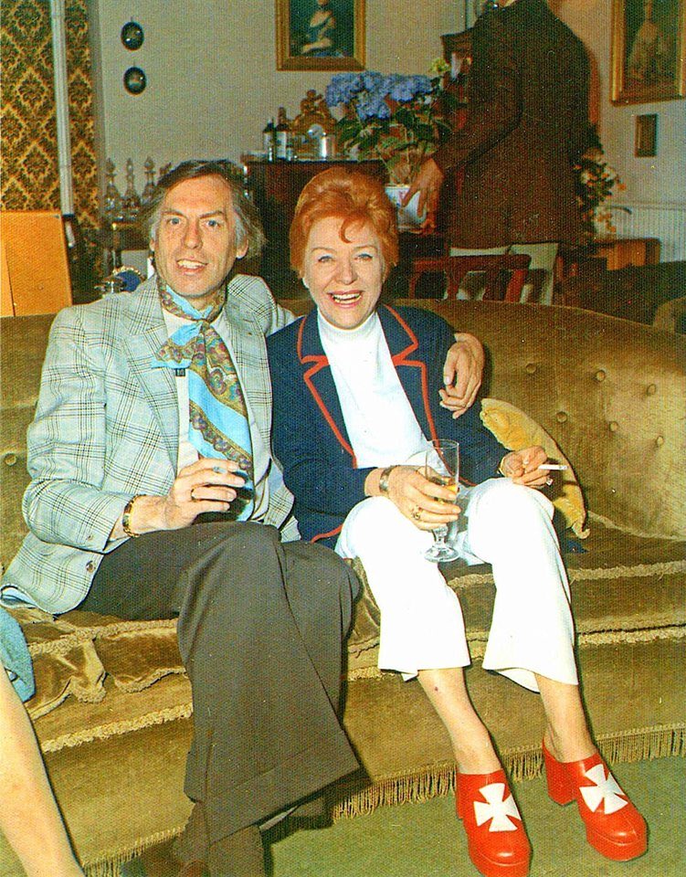 mariamcerlane's tweet photo. EVERTHING about this picture is fabulous! Fags, cravat, shoes, sofa 👏👏👏❤️ https://t.co/TmF2fxDmnL