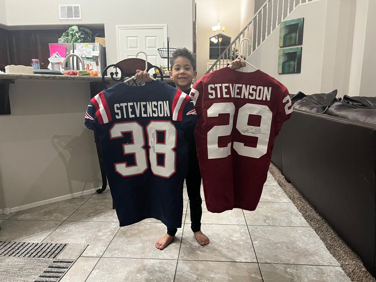 JuranStevenson's tweet photo. When @dreeday32 is your favorite running back #rhamondrestevenson #Patriots   #BoomerSooner ❤️🤍💙 https://t.co/4xvUcyRv6n