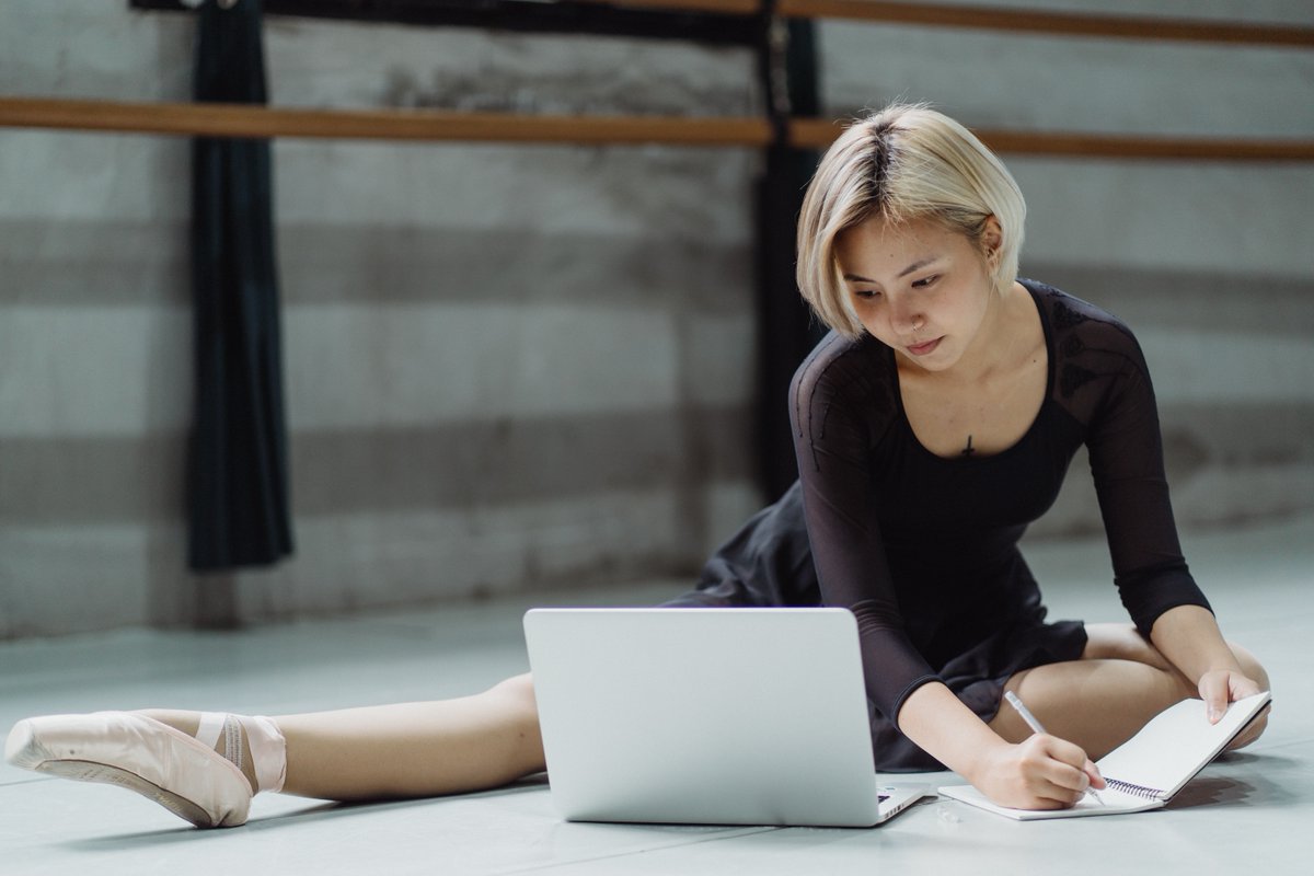 LaraPilcher's tweet image. 👋Bye, starving artist! That is my hope for all career artists and performers! 

▶️ Listen &amp;amp; read side hustles tips for performing artists: larabiancapilcher.com/blog/ 

#streamsofincome #artists   #performing #wealthforartists #incomeforperformers #sidehustles #performersidehustle