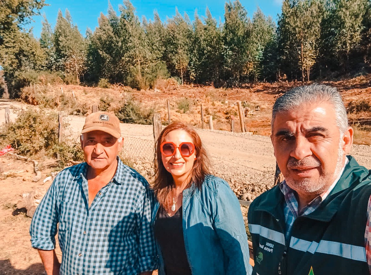 EnergiaLosRios's tweet photo. Por instrucción de la delegada @carlapenarios la seremi @ClaudiaLopetegu junto a su par @MinagriCL estuvieron junto a la sra. Hilda de Posta #Morrompulli,sra Maria sector LasColoradas y don Saúl de La Plata, Paillaco;para coordinar ayuda y monitorear estado de la zona #valdiviacl https://t.co/mvHPAzXiwe