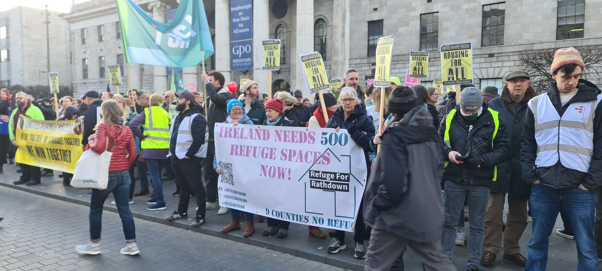 LeCheileDND's tweet photo. Huge turnout for the our solidarity rally 🔥🌈📢

The message is clear:
#RefugeesWelcome #racistsout 🔥

 #LeCheileDND #DiversityNotDivision https://t.co/9p8C9XjU8a
