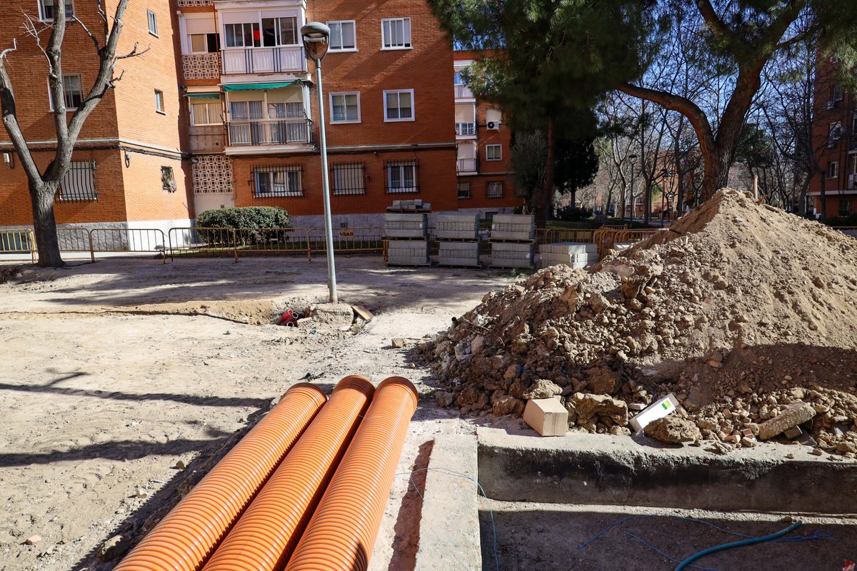 AytoMostoles's tweet photo. Comienza la tercera fase de las obras de la urbanización del barrio de La Loma. En la zona se renovarán las aceras y se crearán espacios estanciales entre los bloques de viviendas para el uso de las vecinas y vecinos.
ℹ️ https://t.co/SfXoODjReQ
#Móstoles https://t.co/FTPtVgoTk5