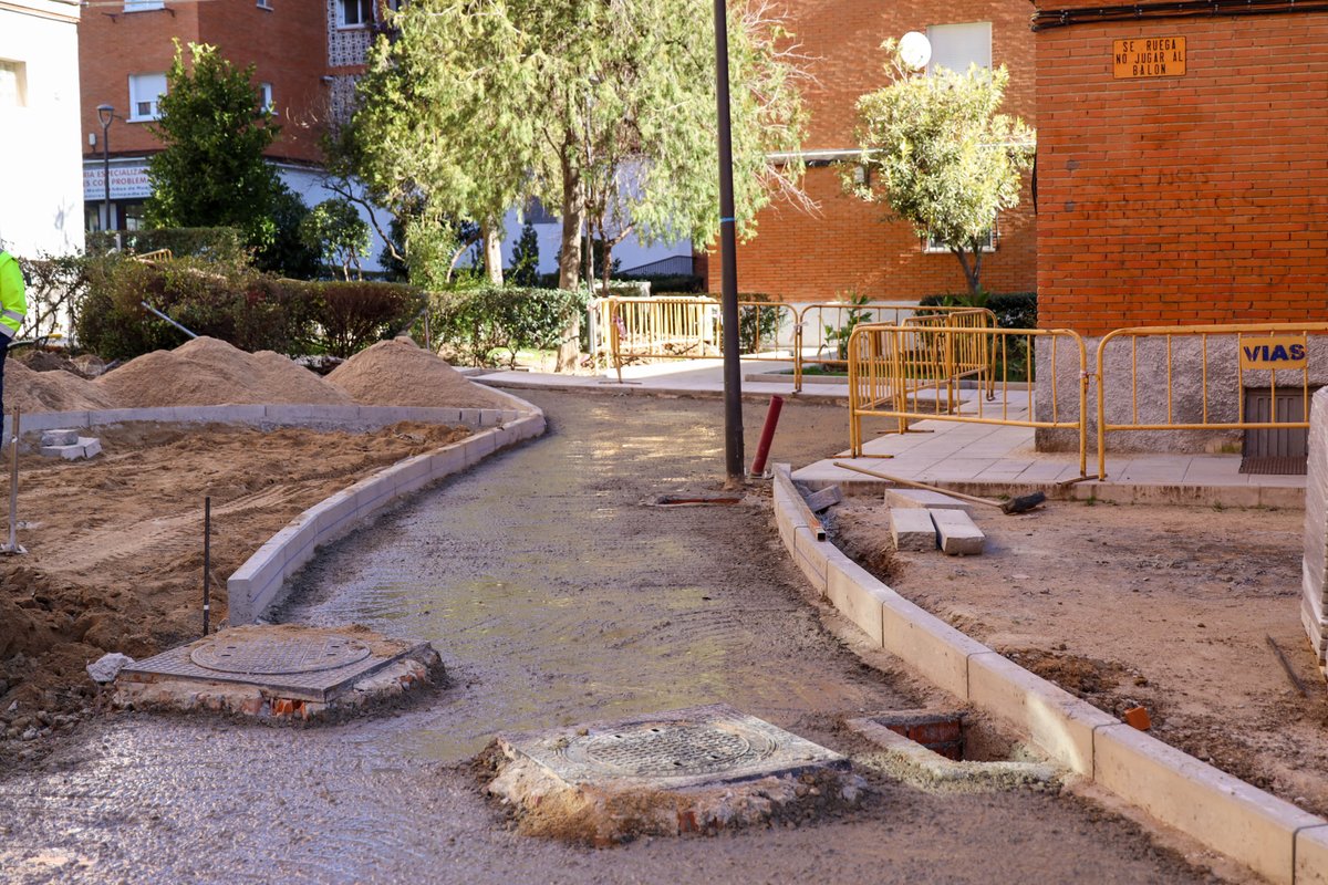 AytoMostoles's tweet photo. Comienza la tercera fase de las obras de la urbanización del barrio de La Loma. En la zona se renovarán las aceras y se crearán espacios estanciales entre los bloques de viviendas para el uso de las vecinas y vecinos.
ℹ️ https://t.co/SfXoODjReQ
#Móstoles https://t.co/FTPtVgoTk5