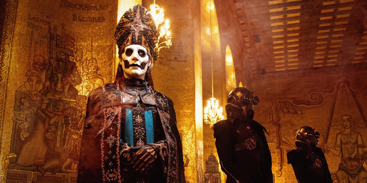 engineco16's tweet photo. @clownworld It's kind of ironic that the one who wears the most onstage came here dressing the most normal and with his two kids #ClassAct #MrGhost #TobiasForge #Ghost #PapaE @LegionOfGhost @thebandGHOST https://t.co/B2IGruw7Ct