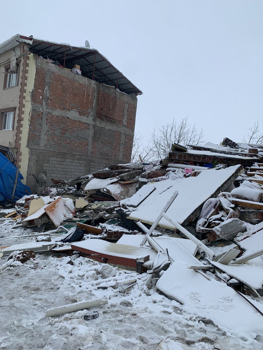 Hürriyet mahallesi Atatürk bulvarı no 5 kat 2 Ergün pide fırını karşısı arkadaşımız oğuzhan yanaç ve ailesine ulaşamıyoruz elimizden bişey gelmiyor bölgede ne afad ne de umke var. Gölbaşında durum gerçekten çok kötü kepçeler yetmiyor acil yardıma ihtyacımız var acilll