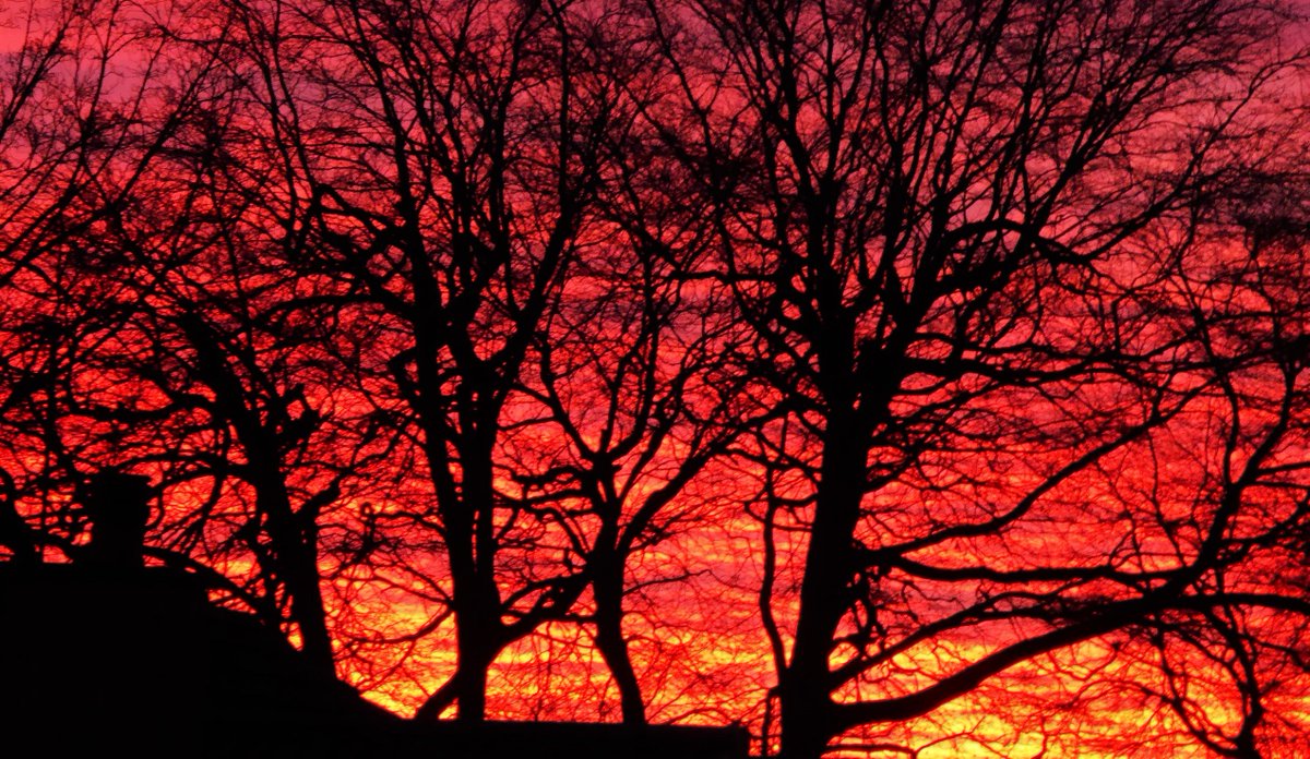 JohnSherbourne's tweet photo. Fabulous sunset over Leeds last night. #Leeds #sunset https://t.co/dVaQUrrXlW