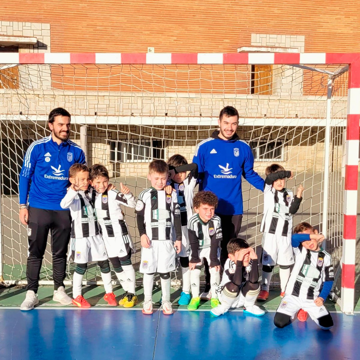 😃La alegría de las primeras veces. El Prebenjamín 'F' ganó su partido desatando la felicidad en los pequeños blanquinegros.