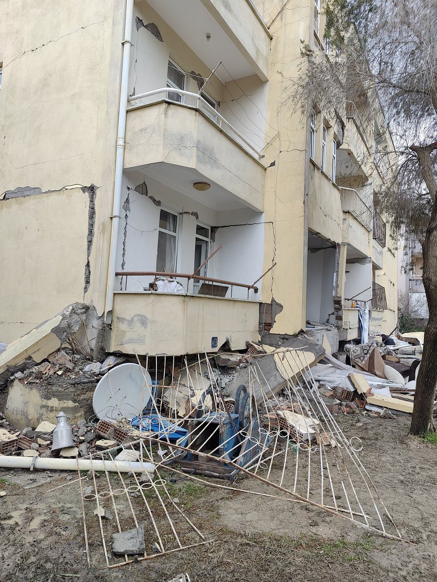 Hatay ili Arsuz ilçesi Çetillik mahallesinde (toplu konutlar) enkaz altında kalan çok kişi var ve yardım gelmedi daha lütfen paylaşalım.... Zemin katlar yerin dibine gömülmüş durumda... #deprem #Turkey #hatay #arsuz #iskenderun #ENKAZALTİNDAYİM
