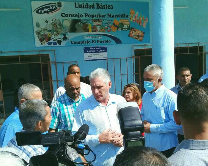 EPCLaHabana's tweet photo. @DiazCanelB, @torres_iribar  y @RGZapata500 visitaron la bodega recientemente reconstruida, la tienda, el local para la venta de pan en el  barrio Moro Portocarrero, en  Arroyo Naranjo. https://t.co/aDGcRhYCcI... https://t.co/15xZfFw3lT