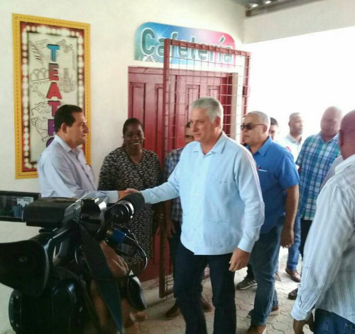 EPCLaHabana's tweet photo. @DiazCanelB, @torres_iribar  y @RGZapata500 visitaron la bodega recientemente reconstruida, la tienda, el local para la venta de pan en el  barrio Moro Portocarrero, en  Arroyo Naranjo. https://t.co/aDGcRhYCcI... https://t.co/15xZfFw3lT