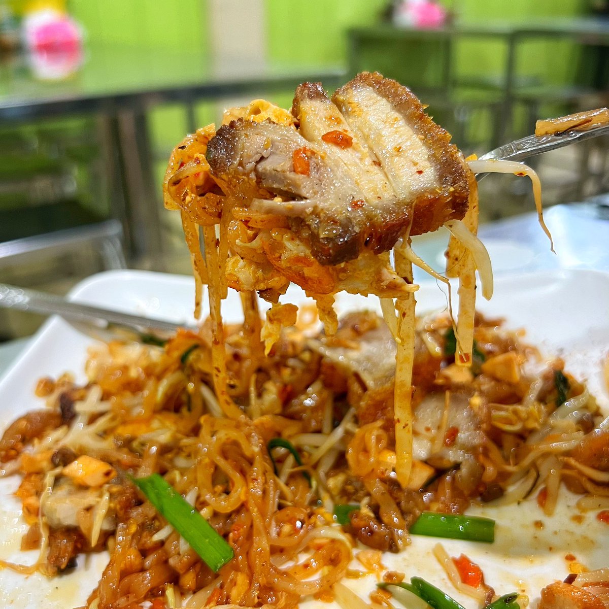 kiazaab's tweet image. (1) ใบตอง..เป็นร้านผัดไทยที่อร่อยมากอีกร้านนึง อยู่ในย่านจรัญสนิทวงศ์ แถมเข้าซอยไปลึกมาก ลึกจนงงว่า มาถูกทางไหม ชั้นจะโดนหลอกไหม 😅 แต่หาไม่ยาก จะอยู่แถวข้างๆวัดบางบำหรุ จอดรถในวัดหรือ รั้ววัดตรงข้ามร้านก็ได้
.
#kiazaab #เกี้ยแซ่บ #ผัดไทย #จรัญสนิทวงศ์