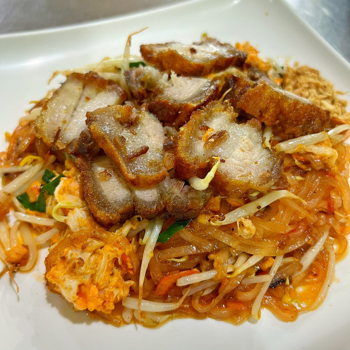 kiazaab's tweet image. (1) ใบตอง..เป็นร้านผัดไทยที่อร่อยมากอีกร้านนึง อยู่ในย่านจรัญสนิทวงศ์ แถมเข้าซอยไปลึกมาก ลึกจนงงว่า มาถูกทางไหม ชั้นจะโดนหลอกไหม 😅 แต่หาไม่ยาก จะอยู่แถวข้างๆวัดบางบำหรุ จอดรถในวัดหรือ รั้ววัดตรงข้ามร้านก็ได้
.
#kiazaab #เกี้ยแซ่บ #ผัดไทย #จรัญสนิทวงศ์