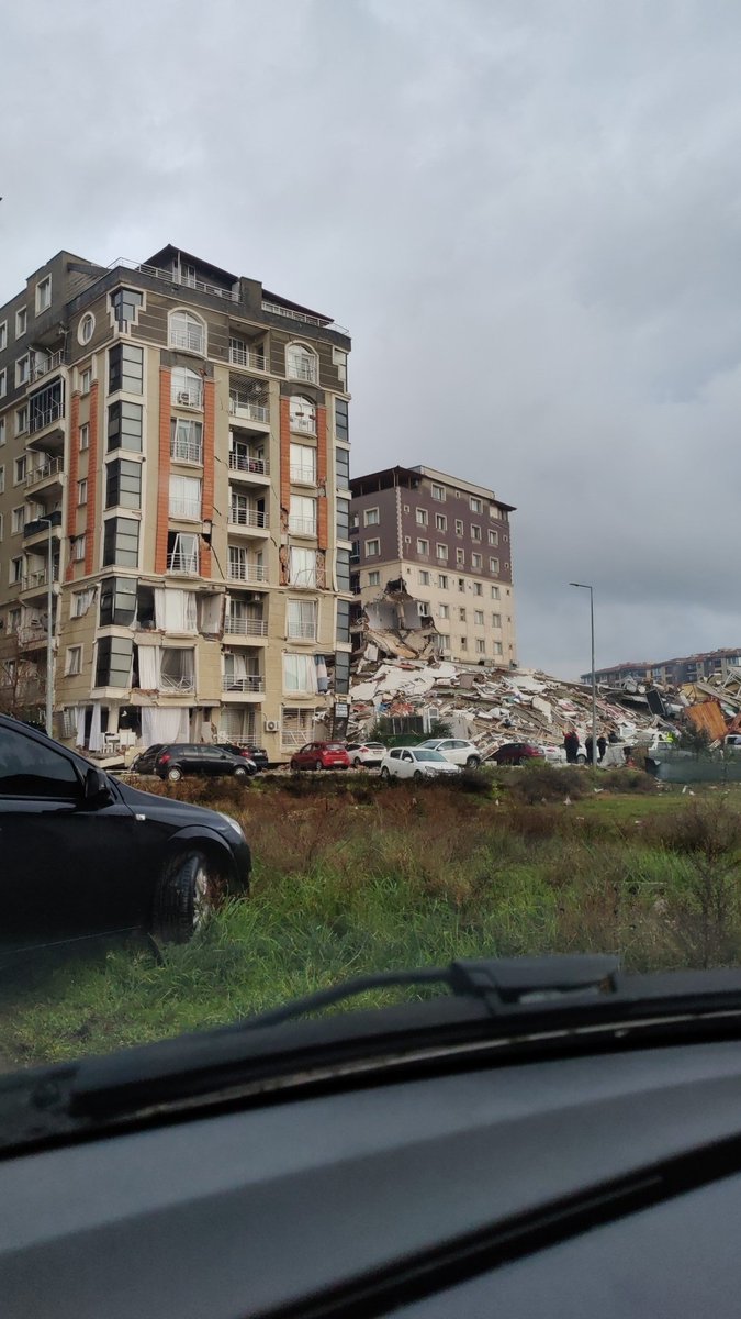 Solda ki bina yıkılabilir diye kimse 13 saattir müdahale etmiyor. Bu havada 13 saat!!!!! <a href="/AFADBaskanlik/">AFAD</a> <a href="/TC_icisleri/">T.C. İçişleri Bakanlığı</a>. Burası Antakya odabaşı mahallesi Süleyman mutlu apartmanı