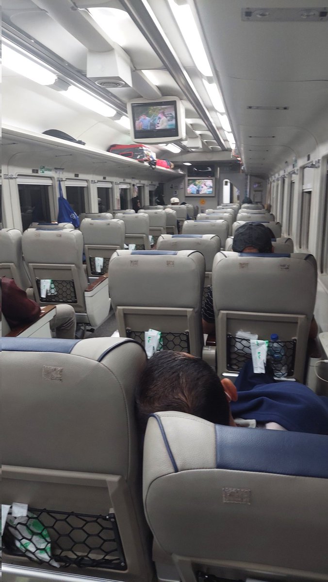 Decakaroten's tweet photo. Vibe nya kusam, lusuh dan tua ya @KAI121
#sembrani https://t.co/TfmDxZMhE5