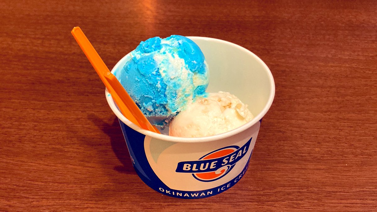 Stairs_ch's tweet photo. 夜ご飯はソーキそばと、日本では沖縄で展開しているアメリカ生まれのブルーシールアイスクリームで「ブルーウェーブ」と「塩ちんすこう」を注文。全体的にアメリカらしい甘めのアイスでした🍨 https://t.co/HgqwzEJFSt