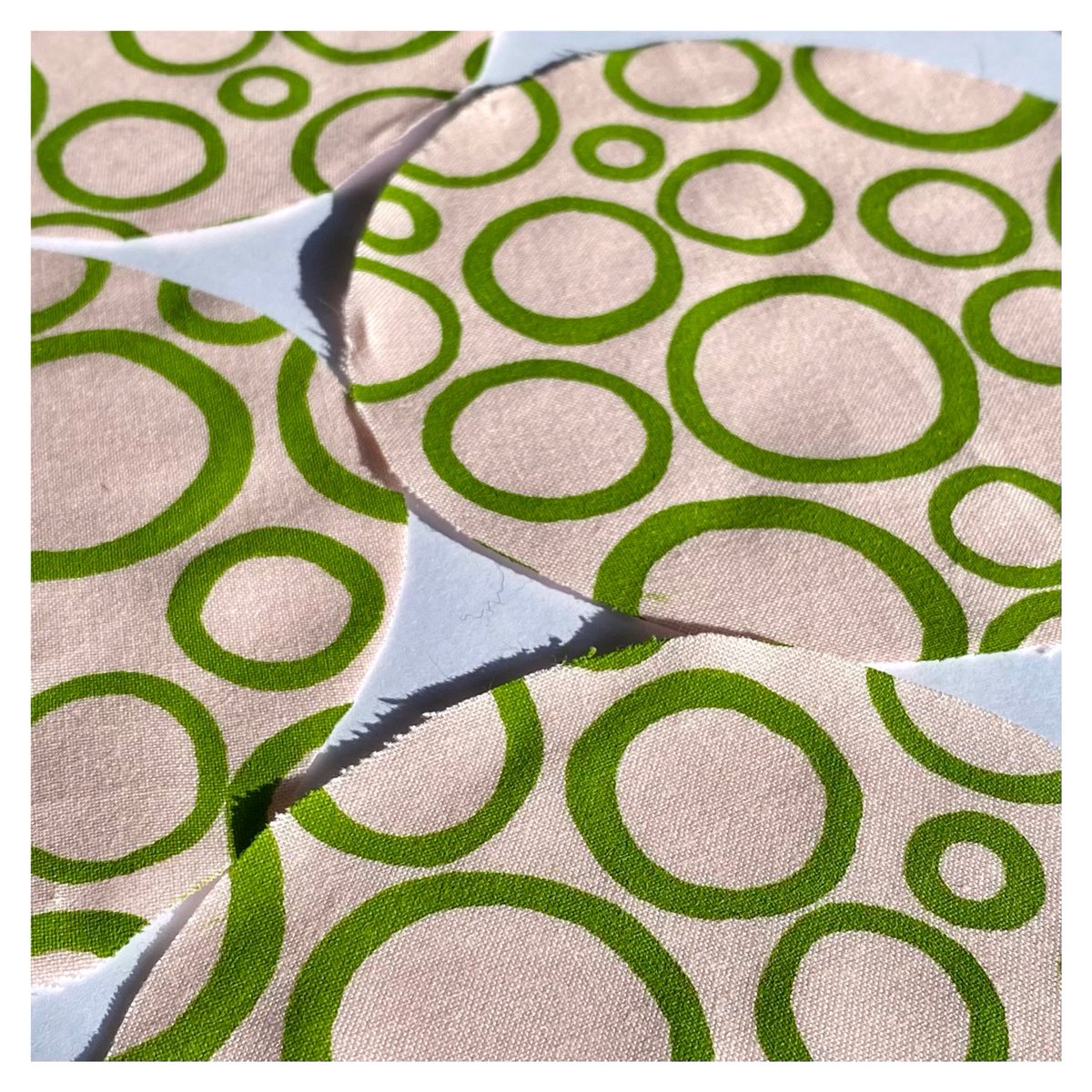 posner_nome's tweet image. Look at this yummy green I’ve mixed! #greenink #handprinted #printmaking #posnerandposner #textiles #pinkandgreen